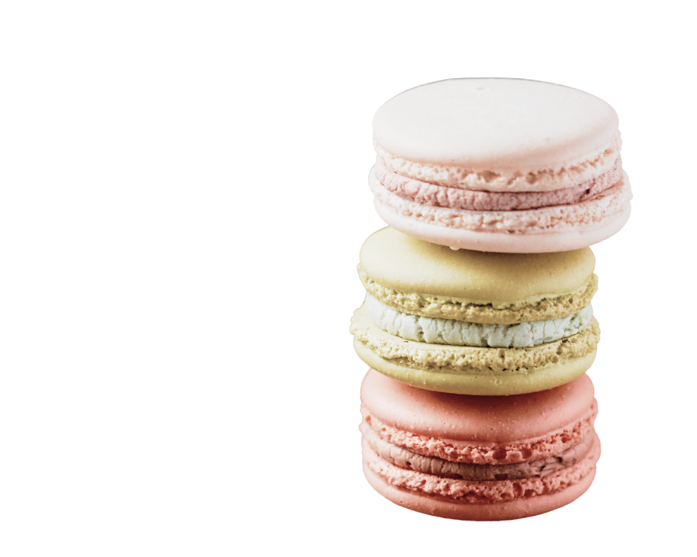 Kuvituskuvassa kolme macaron-leivosta pinottuna päällekkäin